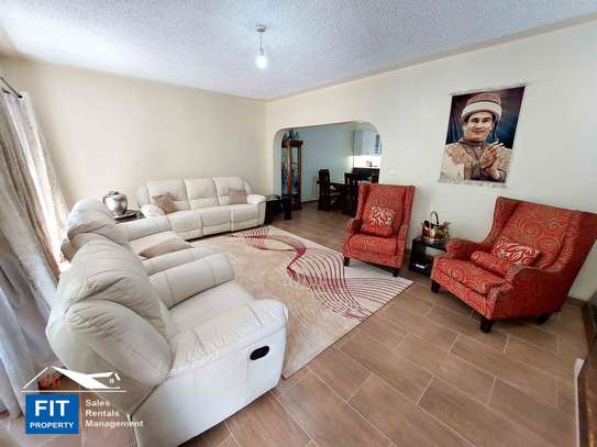 4 Bed House with En Suite in Brookside image 10