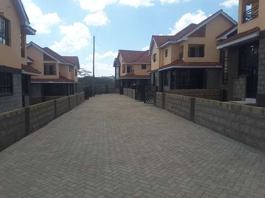 Beautiful 5 BR Houses plus Sqs in Ongata Rongai image 2