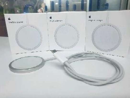 Apple's Wireless Magsafe charger image 3