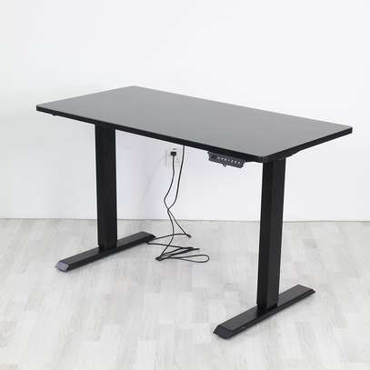 Adjustable tabel: 140cm black electric adjustable table image 1