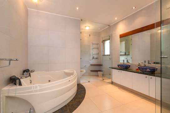 5 Bed House with En Suite at Magnolia Hill Lakeside image 9