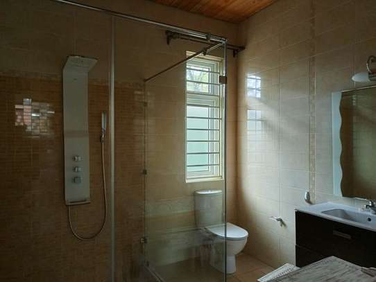 5 Bed House with En Suite in Rosslyn image 8