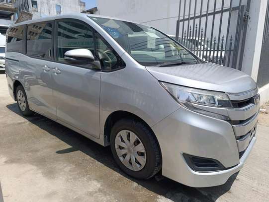 Toyota Noah 8seater image 2