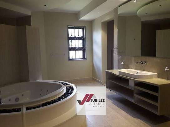 5 Bed House with En Suite in Runda image 1