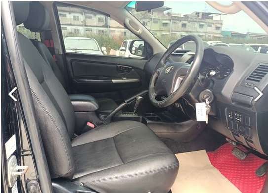 Toyota Hilux double cabin image 5