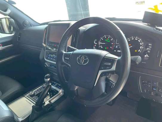 Toyota land cruiser V8 ZX 2016 white image 3