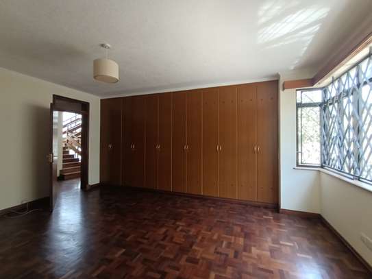 5 Bed Villa with En Suite in Lavington image 1
