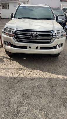 LANDCRUISER V8 PETROL SUNROOF image 6