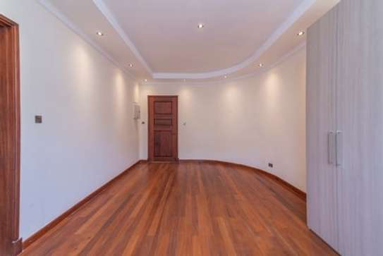 4 Bed House with Garden in Dennis Pritt image 4