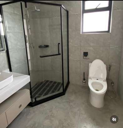 3 bedroom apartment all ensuite with Dsq image 3