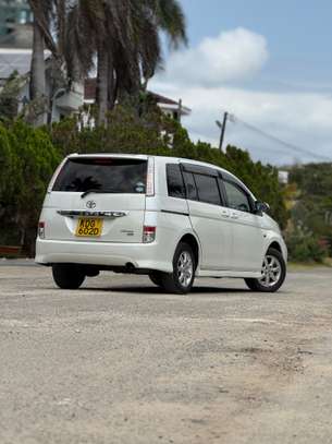 Toyota ISIS KDG image 2