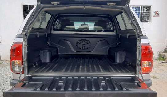 Toyota hilux double cabin image 7