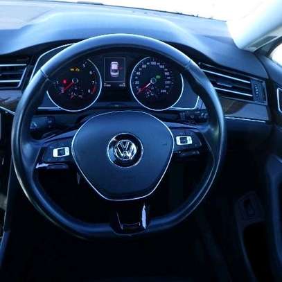 2015 Volkswagen Passat sedan image 9