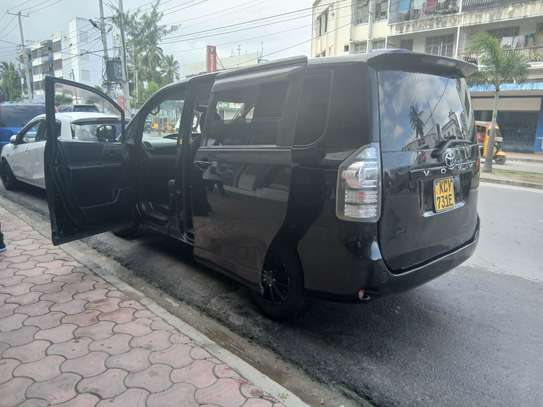 Toyota voxy 2012 image 2