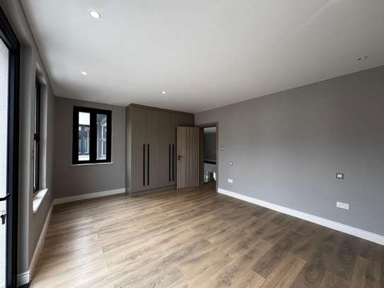 4 Bed Townhouse with En Suite in Runda image 4