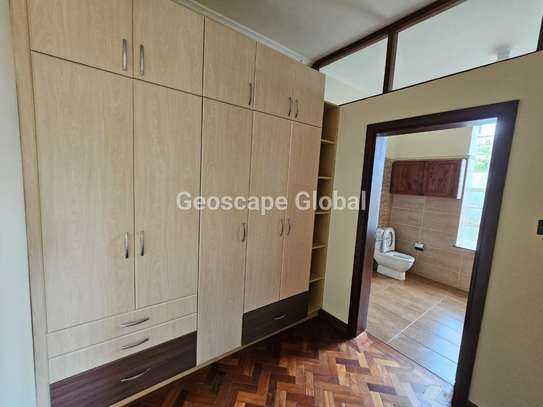 5 Bed House with En Suite at Westland image 8
