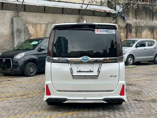 Toyota Noah hybrid white WxB ZRR 2019 image 11