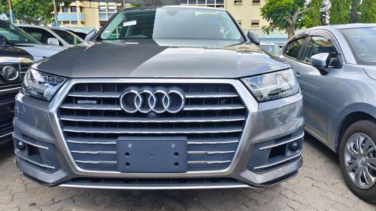 Audi Quattro Grey 2018 7 seater image 1