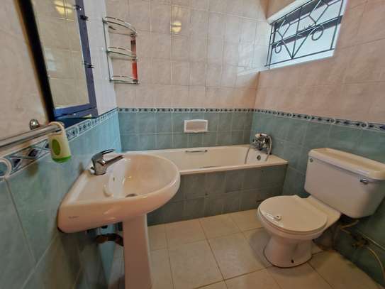 5 Bed House with En Suite in Spring Valley image 2