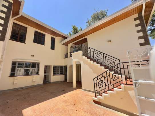 5 Bed House with En Suite at Runda image 3