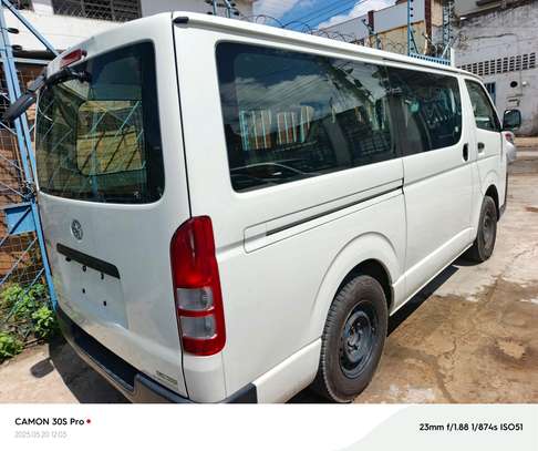 Toyota Hiace 7l image 2