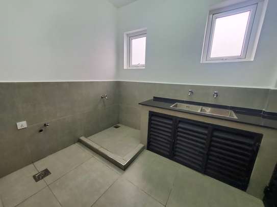 5 Bed Apartment with En Suite in General Mathenge image 8
