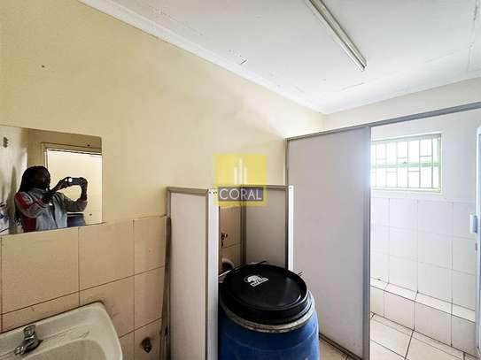 7,500 ft² Warehouse with Parking in Industrial Area image 25