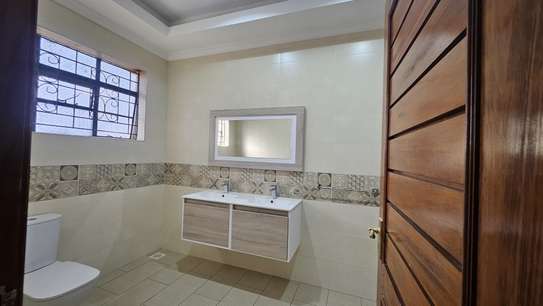 5 Bed House with En Suite in Gigiri image 4