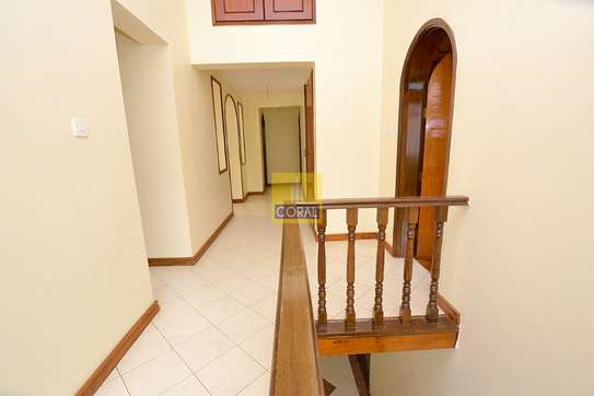 5 Bed Villa with En Suite in Riverside image 1