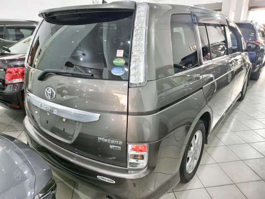 Toyota Isis platana image 2