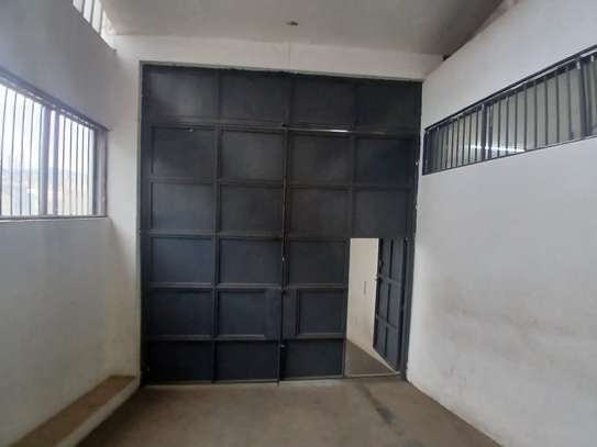 5,500 ft² Warehouse with Parking in Industrial Area image 9