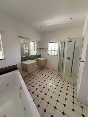 5 Bed Townhouse with En Suite in Nyari image 2