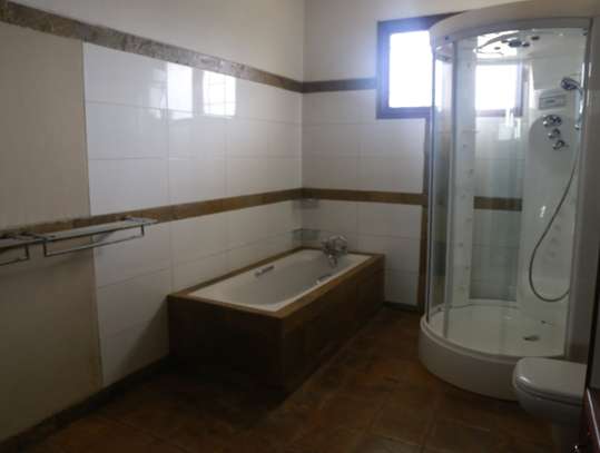6 Bed Apartment with En Suite at Riverside Drive image 14