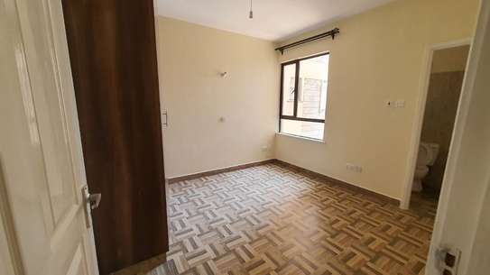 Serviced 3 Bed Apartment with En Suite in Komarock image 9