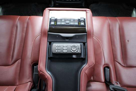 2019 Lexus LX 570 image 7