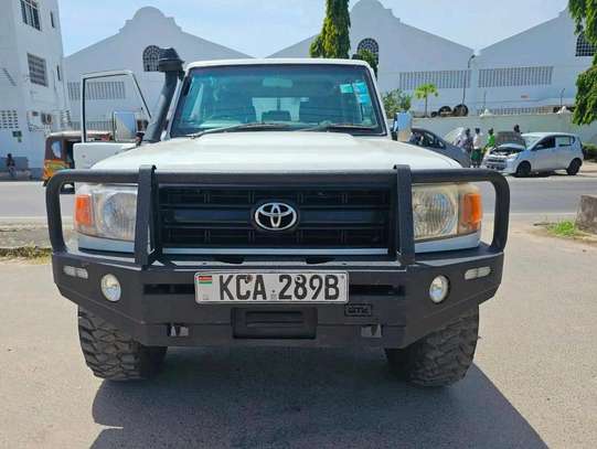 Toyota land Cruiser V8 Hard top Pick up 2014 image 1