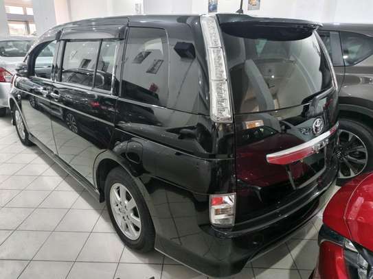 Toyota ISIS platana black image 4