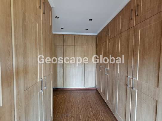5 Bed House with En Suite in Gigiri image 3
