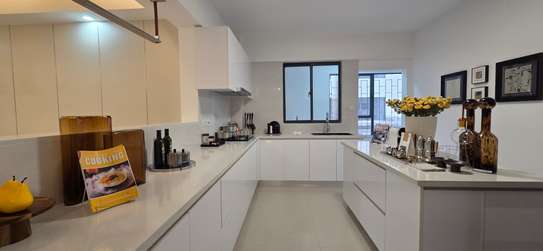 5 Bed Apartment with En Suite in Kilimani image 5