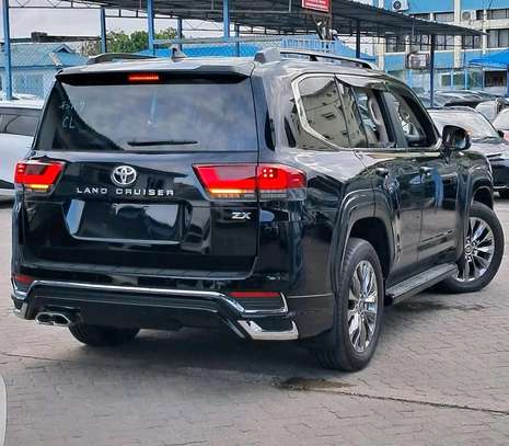 Toyota Land cruiser ZX V8 LC300 2023 image 13