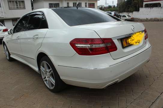 Mercedes E-Class Sedan White Alloy Wheels Tinted image 5