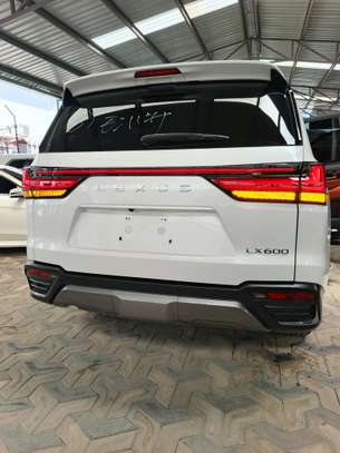 Lexus LX600   2022 image 8