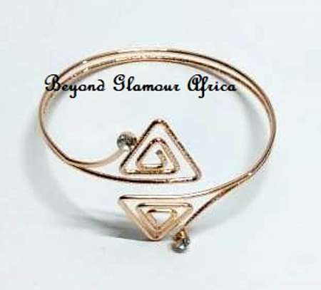 Womens Golden Triangular Armlet with pair earrings image 2