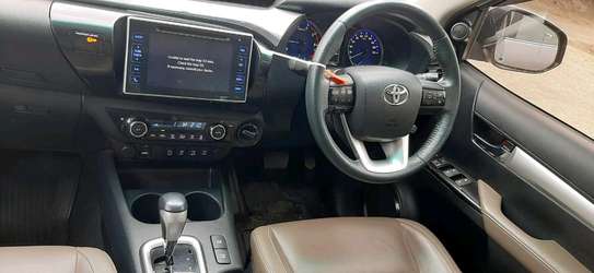 Toyota hilux double cabin image 10