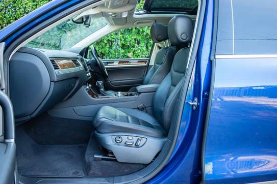 2016 Volkswagen Touareg Blue image 10