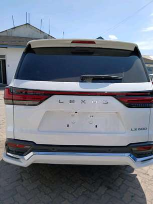 Lexus LX600 2023 image 9
