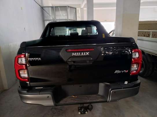 Toyota hilux double cabin black image 5