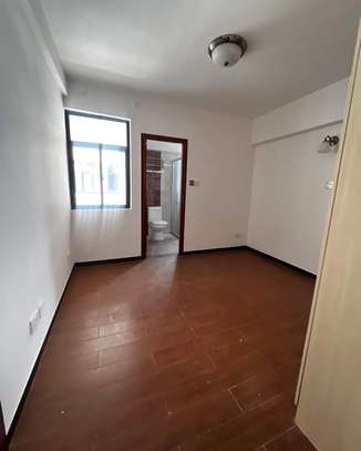 1 Bed Apartment with Gym in Kilimani image 7