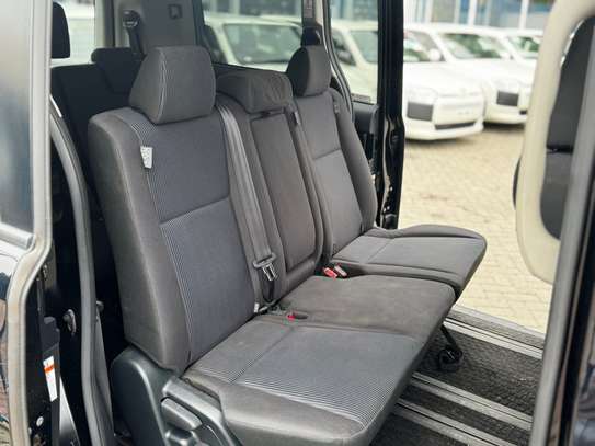 Toyota voxy 2018 Black image 8