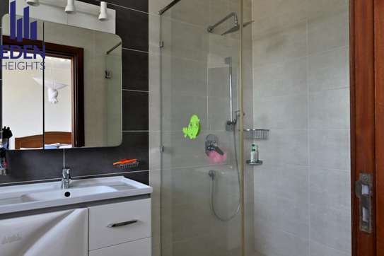 4 Bed Apartment with En Suite in General Mathenge image 22